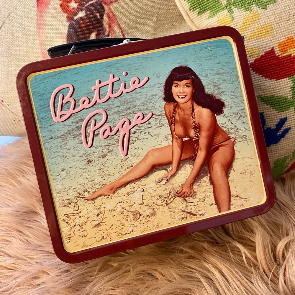 Vintage 1999 Bettie Page Dark Horse Comics Lunchbox with Postcard Bunny Yeager